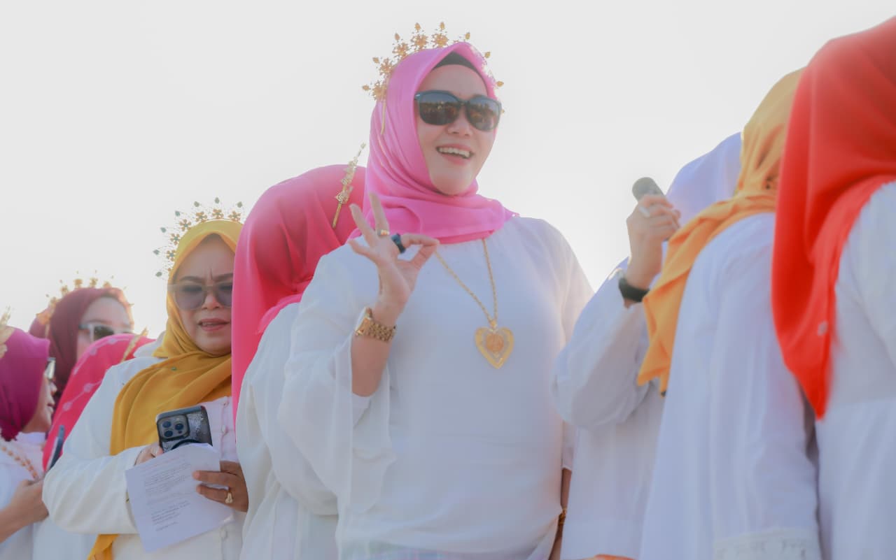 Bupati Barru Andi Ina Kartika Sari turut memeriahkan kegiatan Fashion and Fusion Attayang Sunset