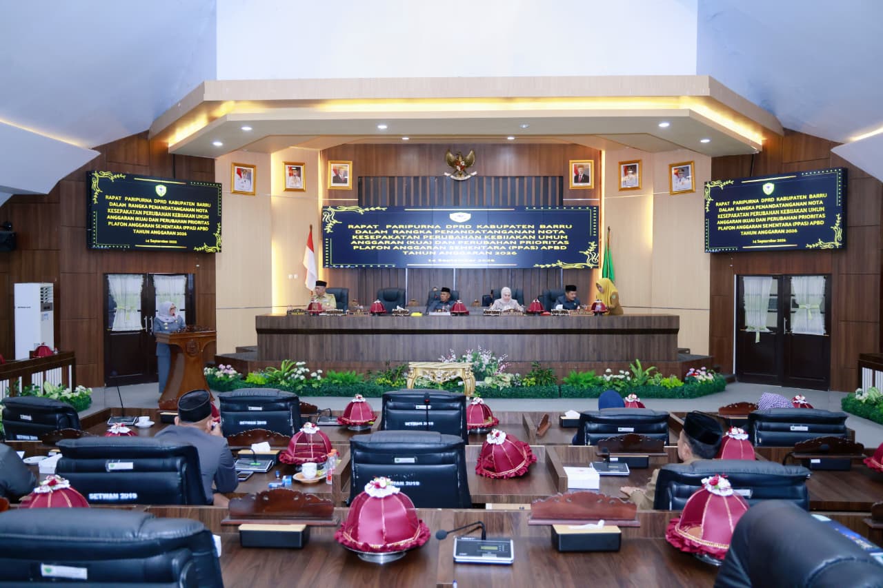Bupati Barru Andi Ina Kartika Sari, S.H., M.Si., didampingi Wakil Bupati Barru Dr. Ir. Abustan A. Bintang, M.Si.,