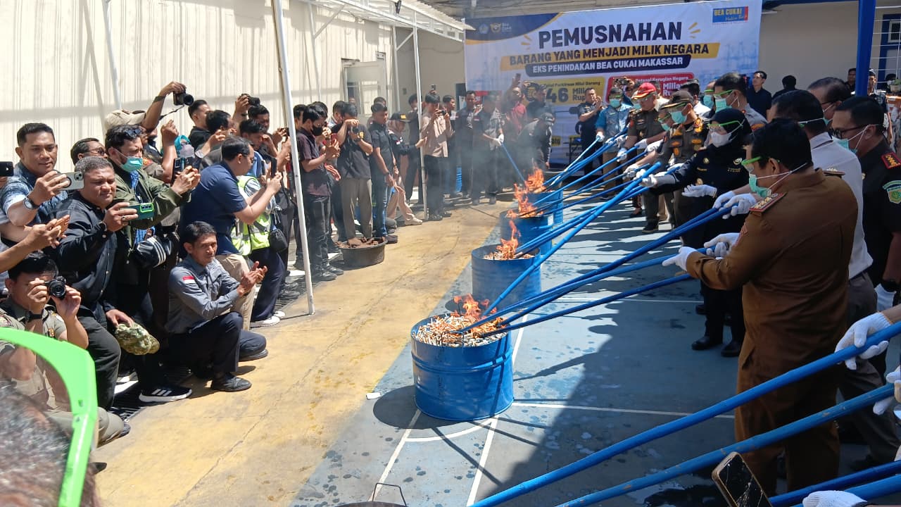 Kantor Pengawasan dan Pelayanan Bea dan Cukai Tipe Madya Pabean B Makassar memusnahkan Barang yang Menjadi Milik Negara (BMMN)