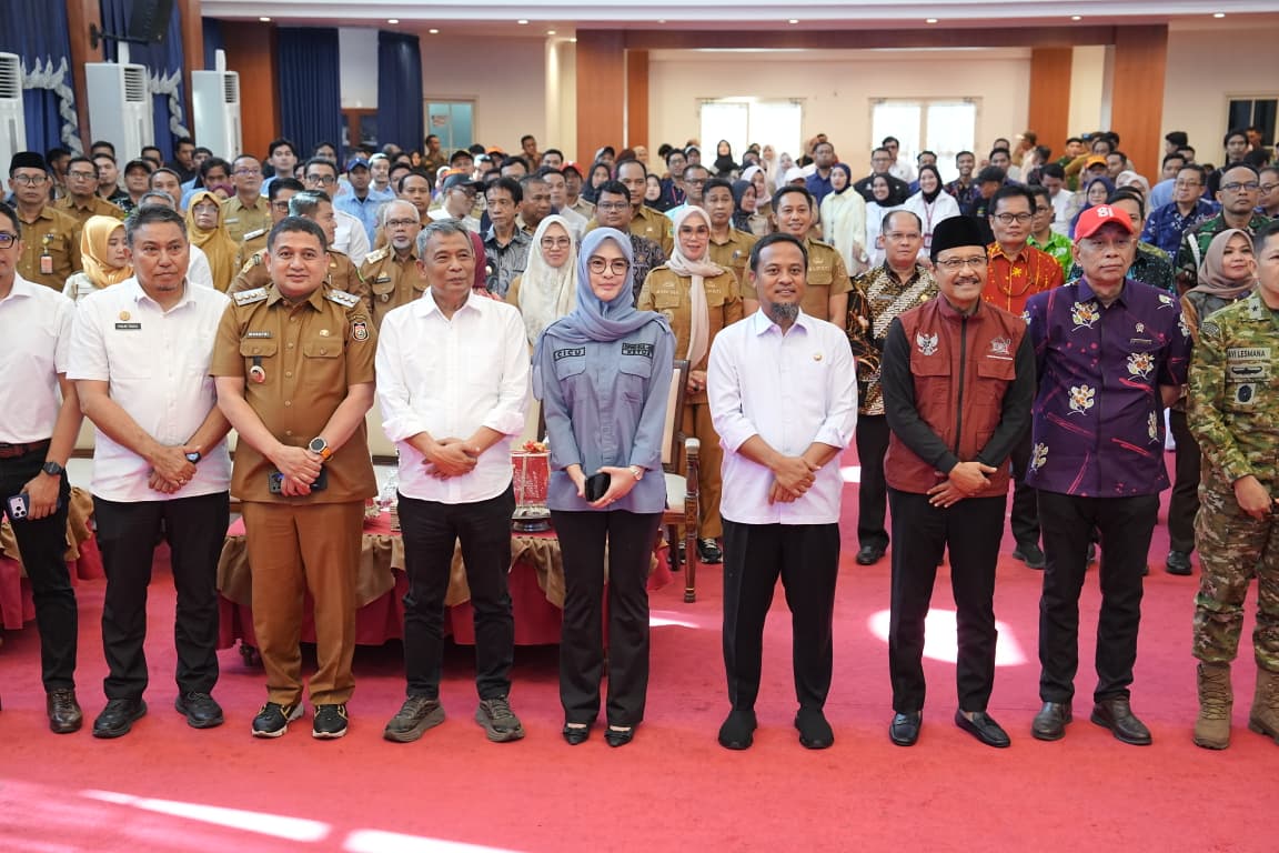 Wali Kota Makassar Munafri Arifuddin alias Appi menghadiri Rapat Koordinasi Persiapan Kunjungan Kerja Presiden Republik Indonesia Prabowo Subianto di Provinsi Sulawesi Selatan.