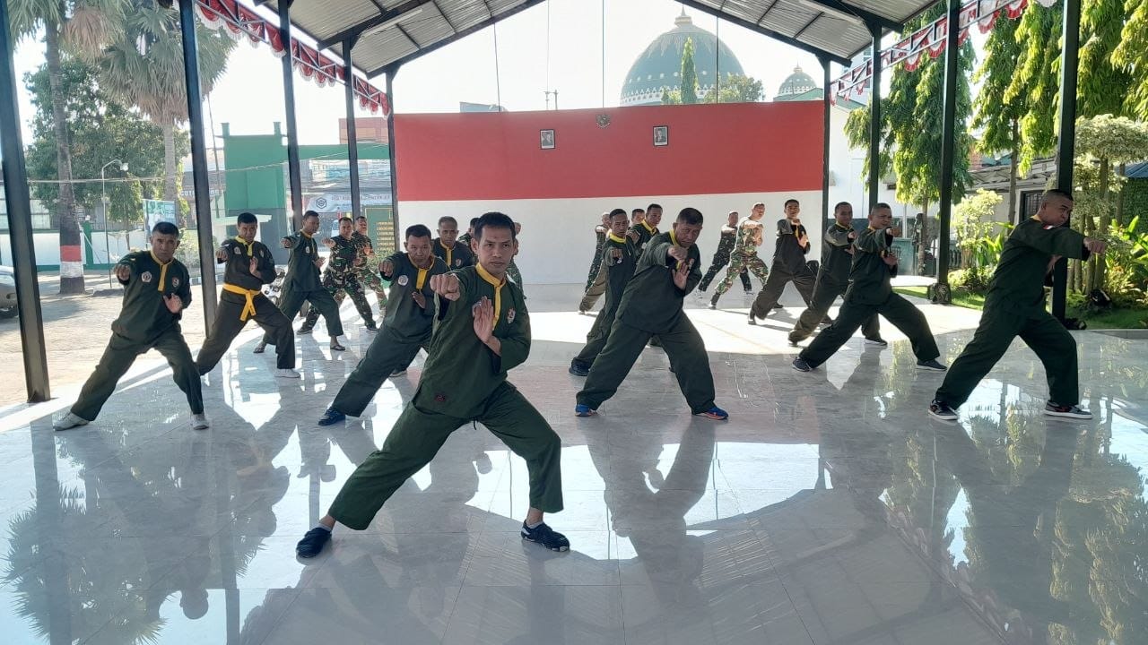Menjaga kesiapan fisik sekaligus meningkatkan keterampilan bela diri prajurit, personel Kodim 1409/Gowa rutin melaksanakan latihan Pencak Silat Militer (PSM).