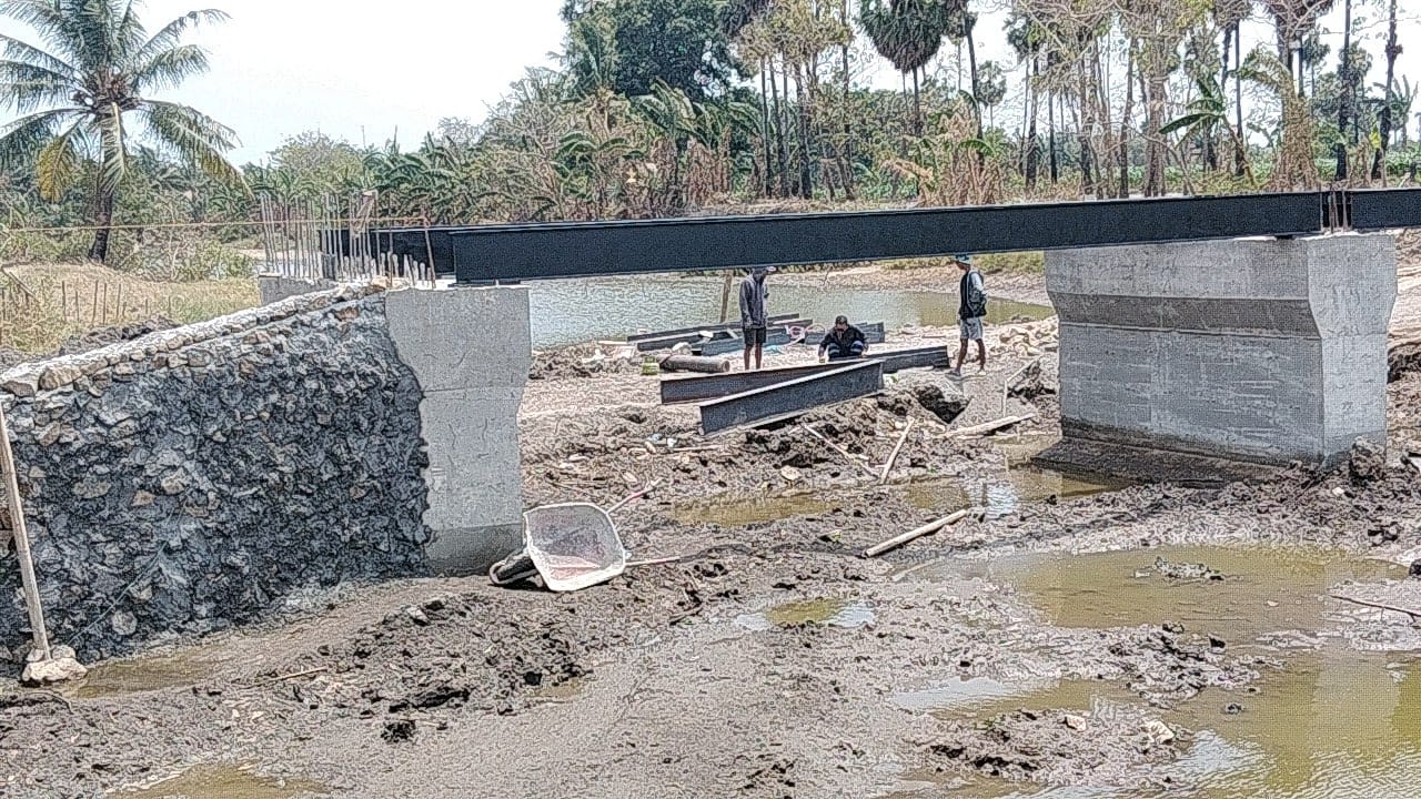 Semangat gotong royong antara TNI dan masyarakat kembali terlihat dalam pengerjaan lanjutan pembangunan Jembatan Beton Tahap VI