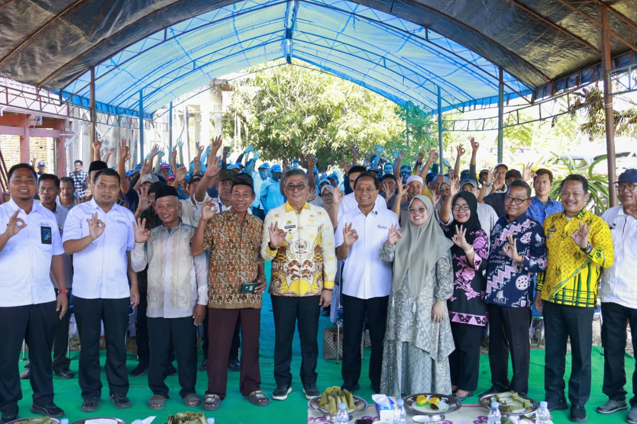 Wakil Bupati Barru, Dr. Ir. Abustan A. Bintang, M.Si., menghadiri kegiatan Rembuk Tambak dan Tebus Bersama Pupuk Bersubsidi Sektor Perikanan