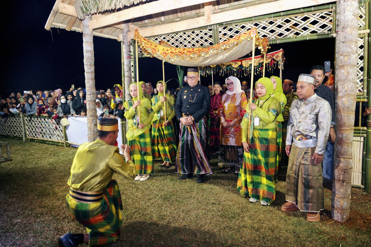 Wakil Bupati Barru , Abustan A. Bintang, mewakili Bupati Barru, Andi Ina Kartika Sari