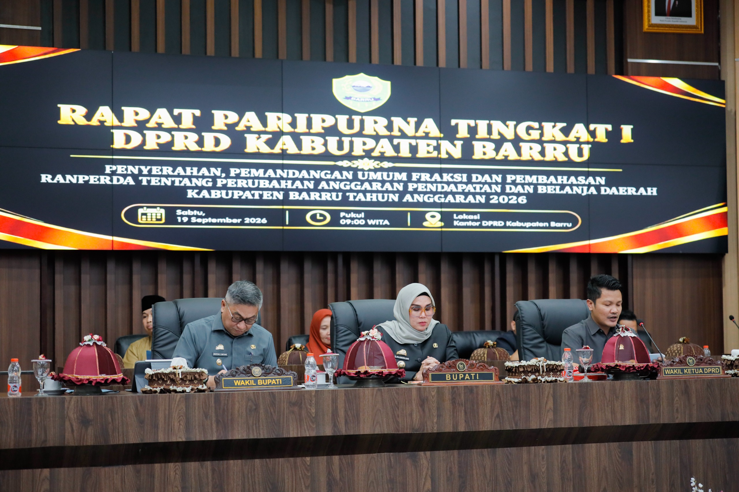 Bupati Barru Andi Ina Kartika Sari menyerahkan Ranperda Perubahan APBD 2026 ke DPRD Barru. Pendapatan daerah dirancang Rp872 miliar lebih.