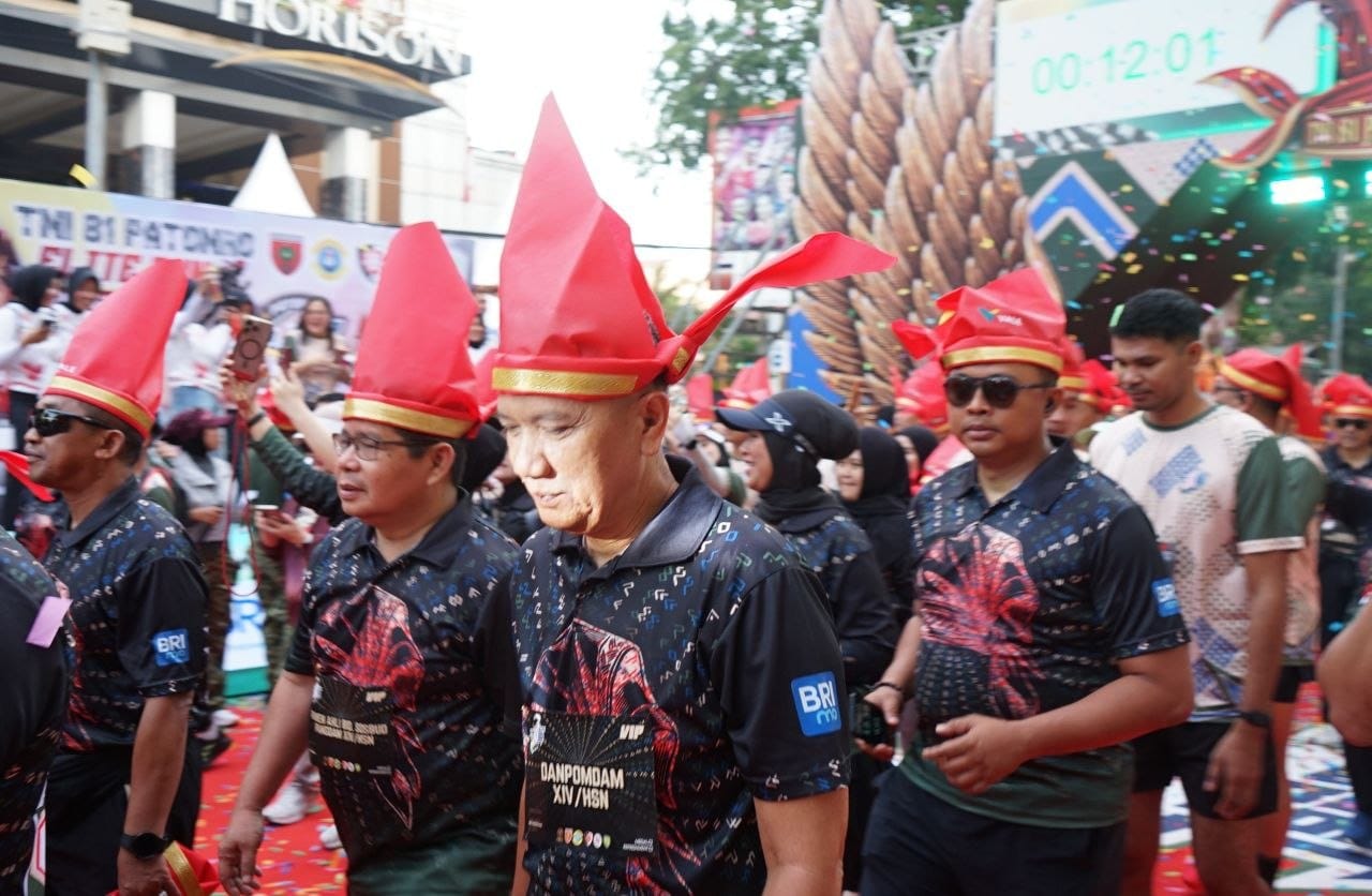 Dandim 1409/Gowa Letkol Inf Gilang Nugraha Kresnadi mengikuti Elite Run Patonro 2026 di Makassar dalam rangka HUT ke-81 TNI yang diikuti sekitar 70.092 peserta.