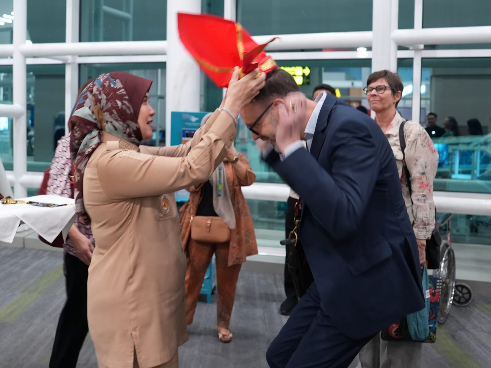 Wakil Wali Kota Makassar Aliyah Mustika Ilham menyambut Duta Besar Swiss untuk Indonesia Konstantin Obolensky di Bandara Sultan Hasanuddin dan membuka peluang kolaborasi internasional.