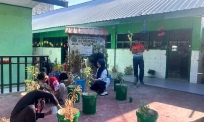 Mahasiswa Kampus Mengajar mengecat pot bunga di SD Muhammadiyah Perumnas sebagai aksi nyata mendukung lingkungan sekolah yang hijau, rapi, dan target Adiwiyata Nasional.