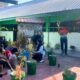 Mahasiswa Kampus Mengajar mengecat pot bunga di SD Muhammadiyah Perumnas sebagai aksi nyata mendukung lingkungan sekolah yang hijau, rapi, dan target Adiwiyata Nasional.