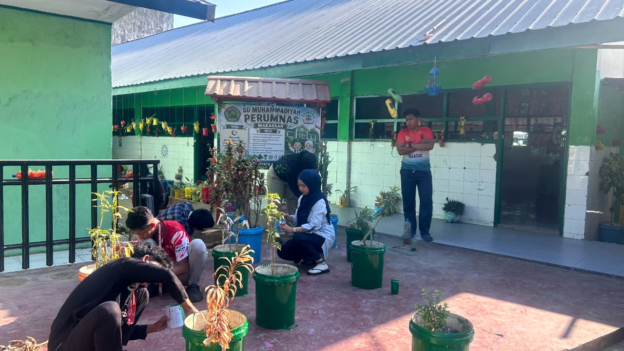 Mahasiswa Kampus Mengajar mengecat pot bunga di SD Muhammadiyah Perumnas sebagai aksi nyata mendukung lingkungan sekolah yang hijau, rapi, dan target Adiwiyata Nasional.