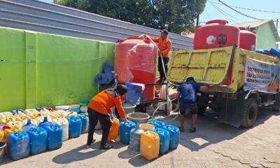 Pemerintah Kota Makassar melalui Tim Tanggap Darurat Bencana (TDB) BPBD Kota Makassar terus melakukan distribusi air bersih untuk membantu masyarakat yang terdampak kekeringan.