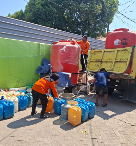 Pemerintah Kota Makassar melalui Tim Tanggap Darurat Bencana (TDB) BPBD Kota Makassar terus melakukan distribusi air bersih untuk membantu masyarakat yang terdampak kekeringan.
