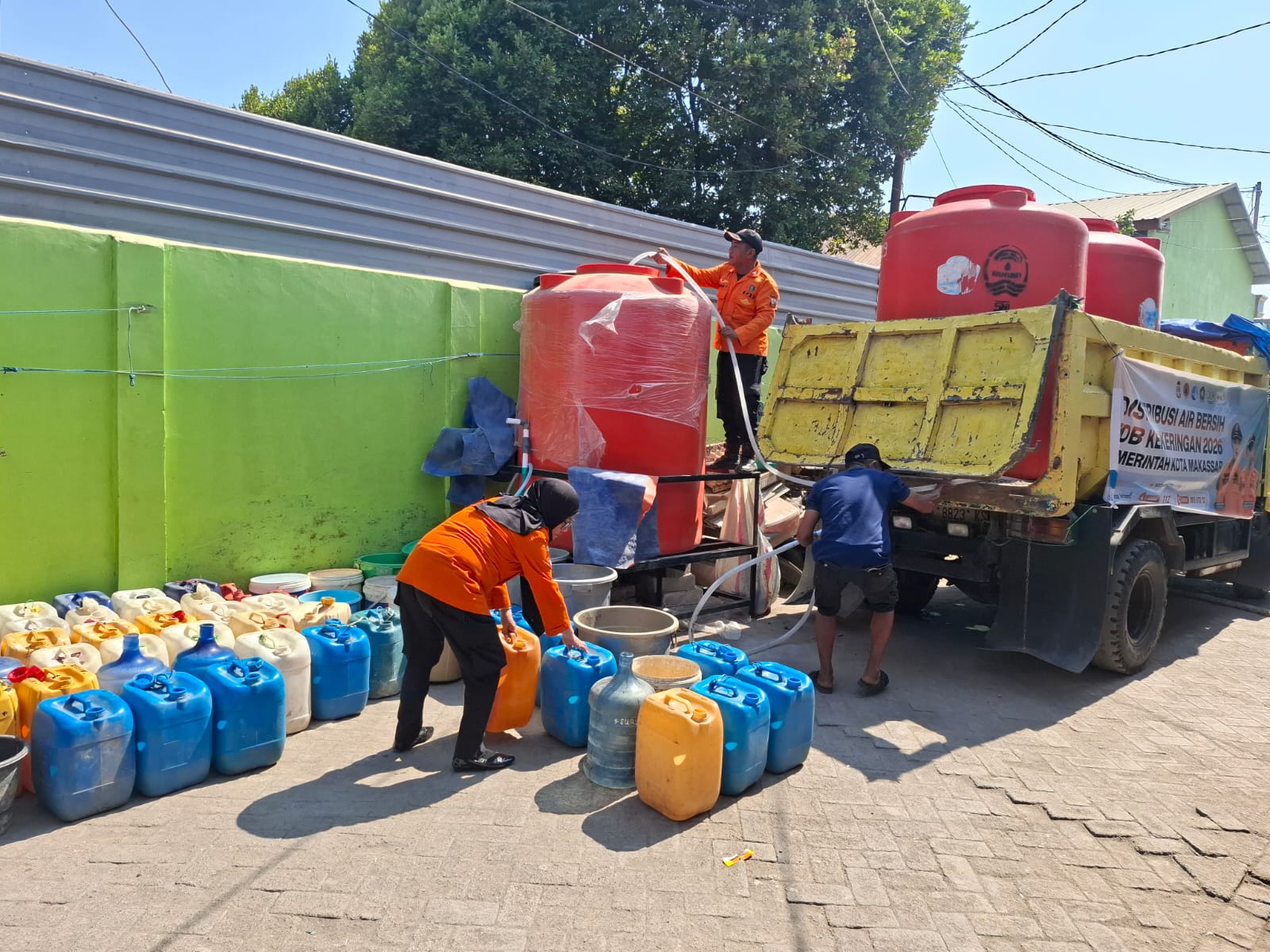 Pemerintah Kota Makassar melalui Tim Tanggap Darurat Bencana (TDB) BPBD Kota Makassar terus melakukan distribusi air bersih untuk membantu masyarakat yang terdampak kekeringan.