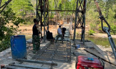 Pembangunan Jembatan Gantung Buakkang, Gowa, mencapai 91,85 persen. TNI bersama warga terus bergotong royong mempercepat penyelesaian jembatan.