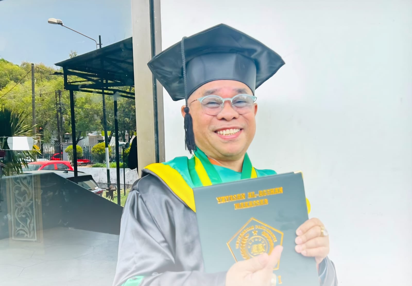 Prosesi wisuda Universitas Pancasakti (Unpacti) Makassar menjadi momen berkesan bagi Dr. Duta Mustajab. Dosen Pascasarjana Universitas Yapis Papua Jayapura