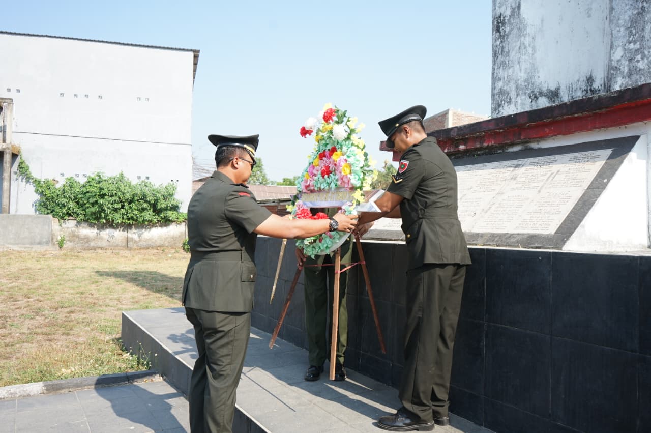 Dandim 1409/Gowa Letkol Inf Gilang Nugraha Kresnadi memimpin ziarah di TMP Romanglompoa dalam rangka memperingati HUT TNI ke-81 Tahun 2026.