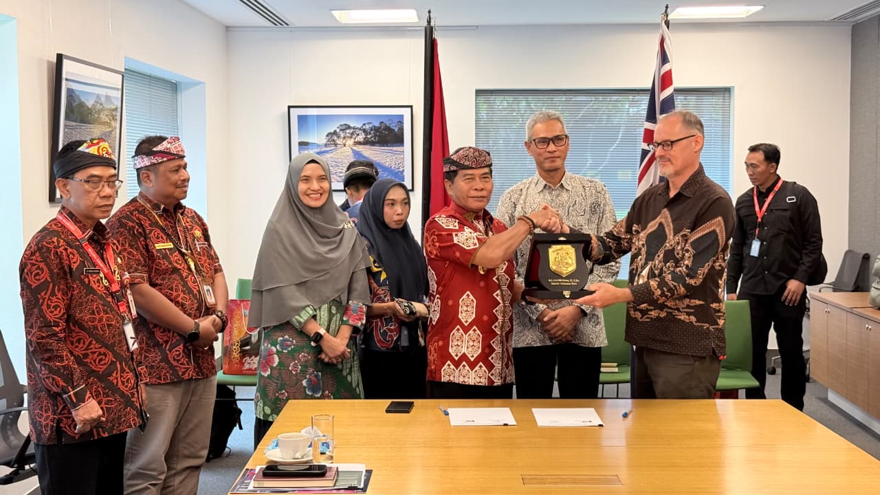 Gubernur Kaltara menargetkan pembelajaran Bahasa Inggris berstandar internasional melalui MoU pendidikan untuk meningkatkan kualitas dan kompetensi pelajar.