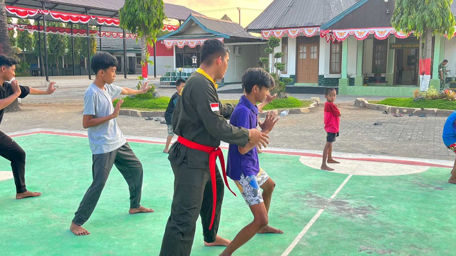 Kodim 1409/Gowa melalui Sertu Wiwin melatih 21 anak Pencak Silat Militer sebagai upaya membentuk karakter, disiplin, dan ketangguhan sejak dini.