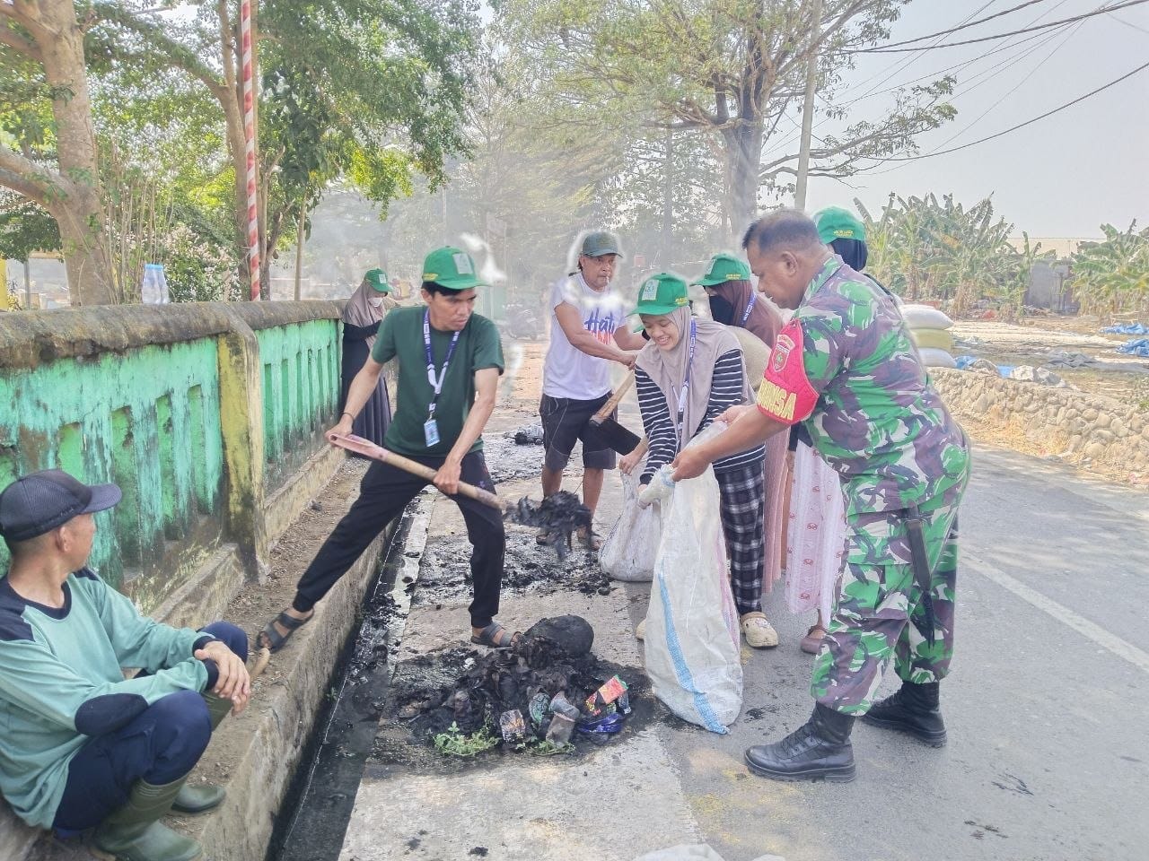 Semangat gotong royong dan kebersamaan kembali terlihat di Kelurahan Mawang, Kecamatan Somba Opu, Kabupaten Gowa.