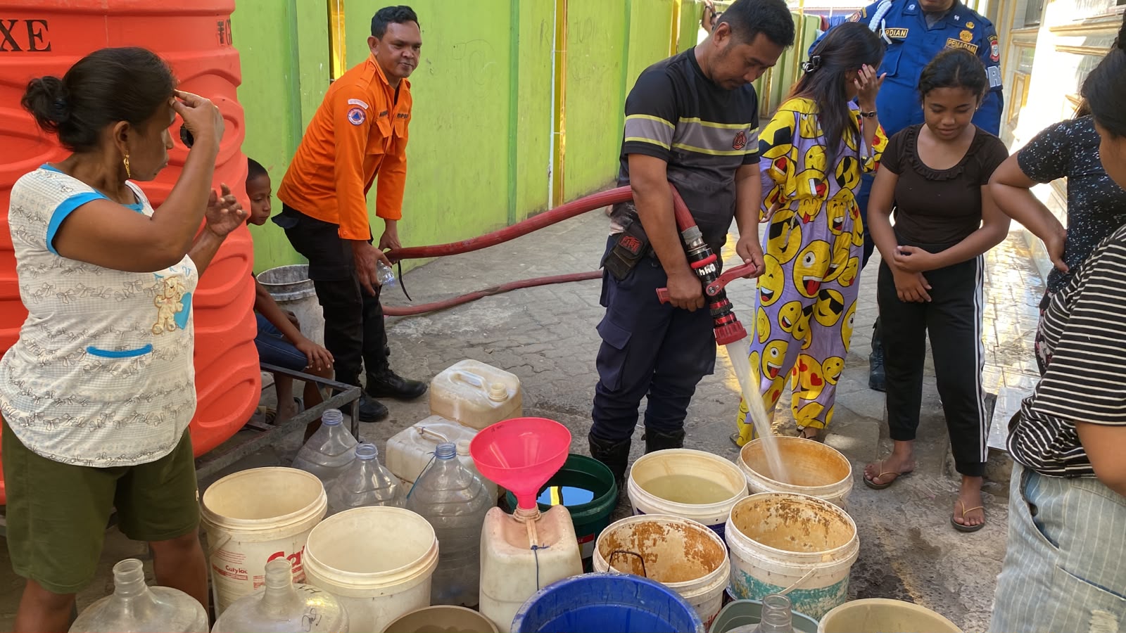 Kekeringan yang melanda sejumlah wilayah Kota Makassar mulai berdampak serius terhadap ketersediaan air bersih.