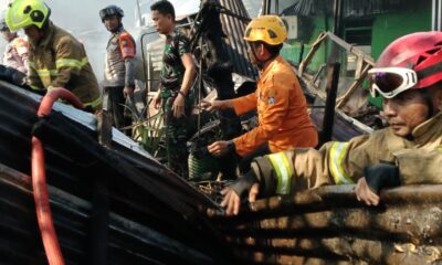 BPBD Makassar bergerak cepat menangani kebakaran Asrama TNI di Mamajang. Sebanyak 19 bangunan terdampak dan dua warga mengalami luka ringan.