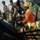 BPBD Makassar bergerak cepat menangani kebakaran Asrama TNI di Mamajang. Sebanyak 19 bangunan terdampak dan dua warga mengalami luka ringan.