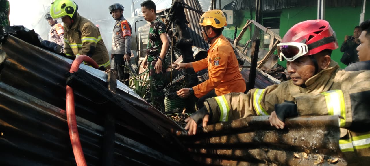 BPBD Makassar bergerak cepat menangani kebakaran Asrama TNI di Mamajang. Sebanyak 19 bangunan terdampak dan dua warga mengalami luka ringan.