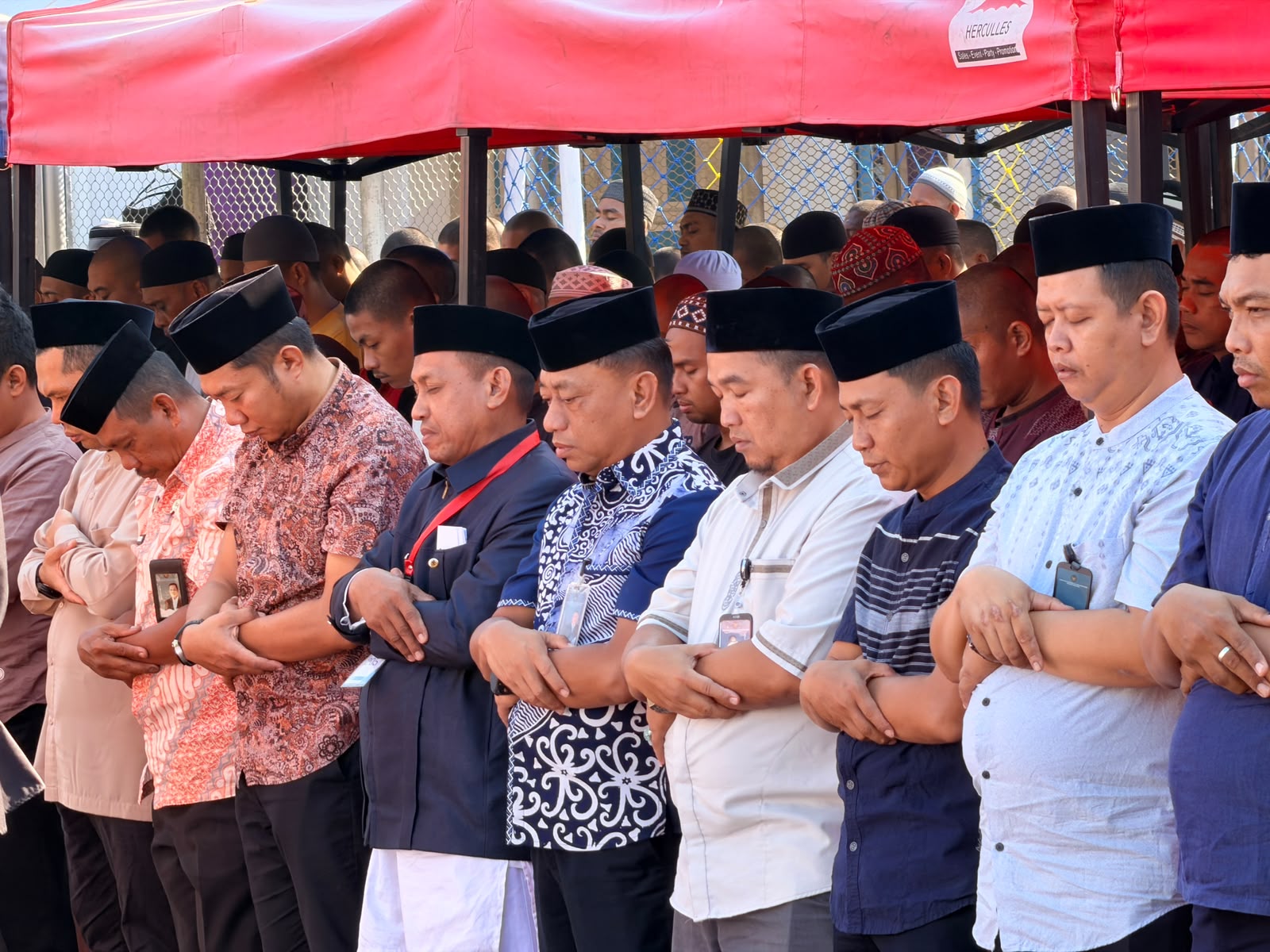 Lembaga Pemasyarakatan (Lapas) Narkotika Kelas IIA Sungguminasa menggelar Shalat Istisqa’ bersama pegawai dan Warga Binaan Pemasyarakatan (WBP) di Lapangan Dalam Lapas Narkotika Sungguminasa,