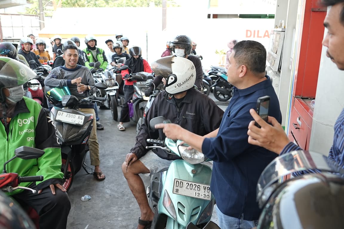 Upaya Wali Kota Makassar, Munafri Arifuddin alias Appi, menangani persoalan antrean kendaraan di sejumlah SPBU terus dilakukan secara intensif.