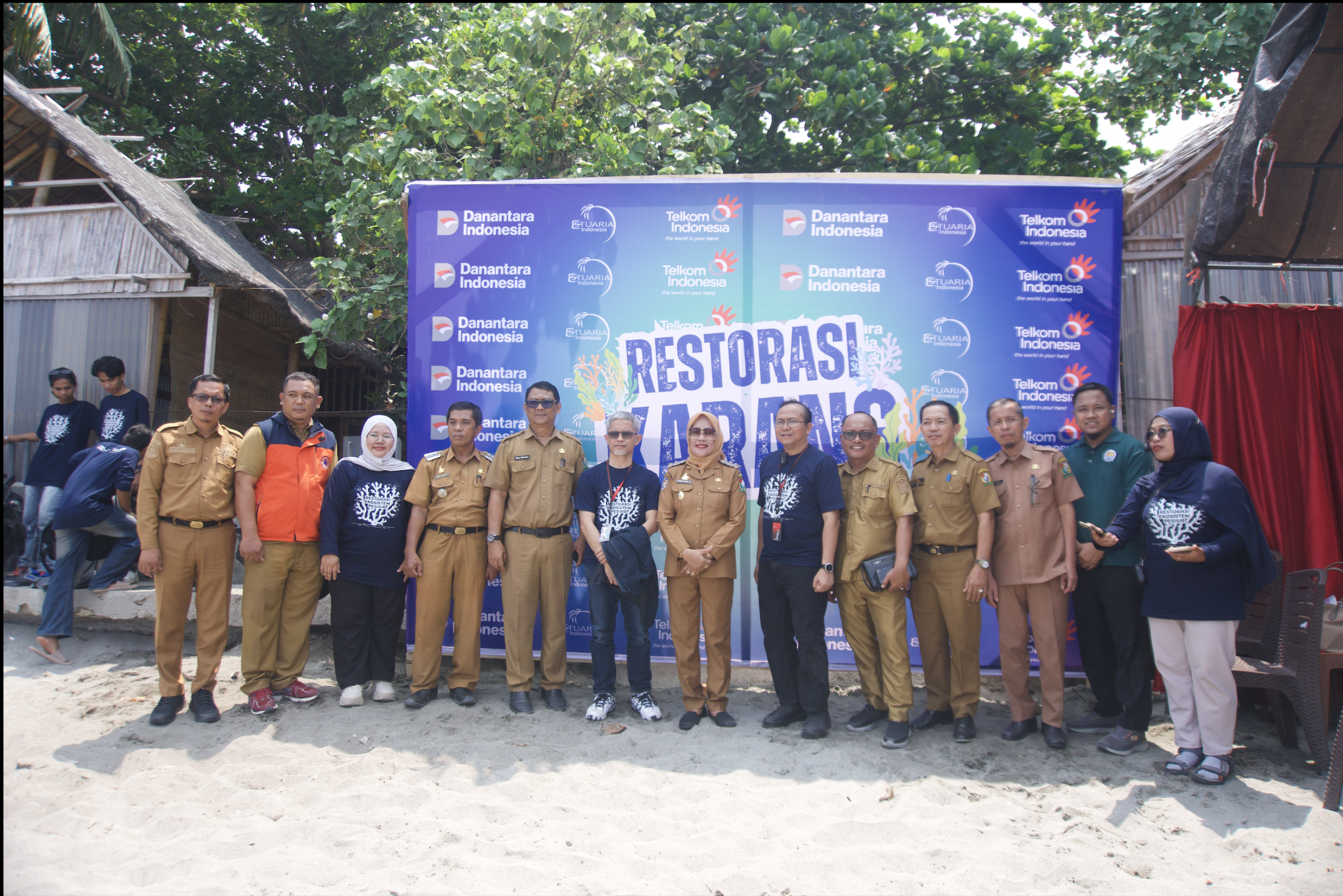 Estuaria Indonesia bersama Telkom Indonesia dan Danantara Indonesia menggelar restorasi terumbu karang dan aksi bersih pantai di Pamboang, Majene, Sulawesi Barat, dengan menyiapkan 5.000 substrat karang.