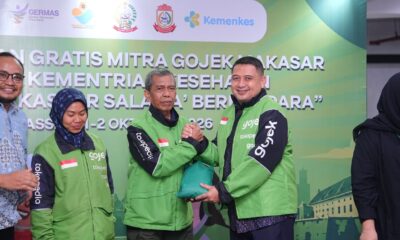 Wali Kota Makassar Munafri Arifuddin menyapa pengemudi Gojek dalam program Cek Kesehatan Gratis dan menekankan pentingnya kesehatan serta jaminan sosial.
