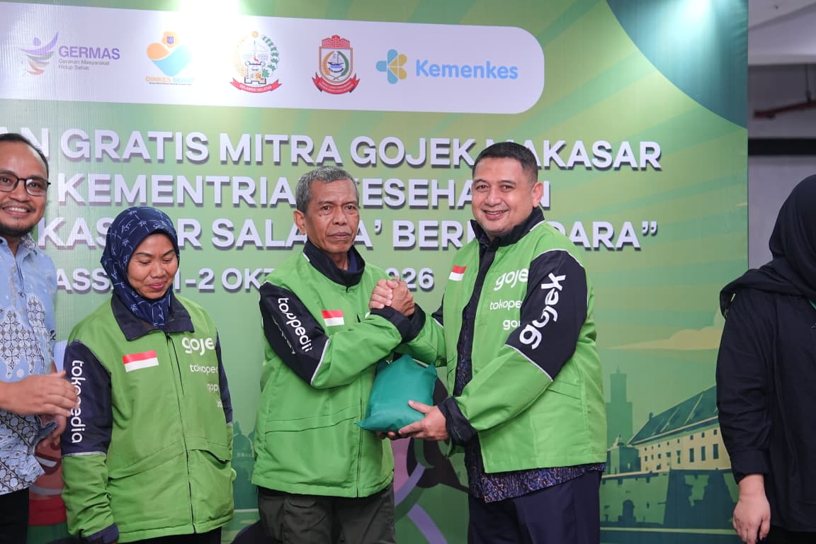 Wali Kota Makassar Munafri Arifuddin menyapa pengemudi Gojek dalam program Cek Kesehatan Gratis dan menekankan pentingnya kesehatan serta jaminan sosial.