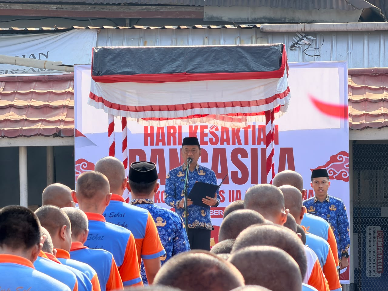 Lapastika Gowa memperingati Hari Kesaktian Pancasila dengan upacara khidmat. Kalapas Moh. Ilham Agung Setyawan menekankan pengamalan nilai Pancasila dalam pelayanan dan pembinaan WBP.Lapastika Gowa memperingati Hari Kesaktian Pancasila dengan upacara khidmat. Kalapas Moh. Ilham Agung Setyawan menekankan pengamalan nilai Pancasila dalam pelayanan dan pembinaan WBP.