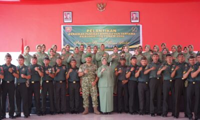 Dandim 1409/Gowa Letkol Inf Gilang Nugraha Kresnadi memimpin upacara kenaikan pangkat 38 personel dan pelepasan dua PNS yang memasuki masa purna bakti di Makodim 1409/Gowa.