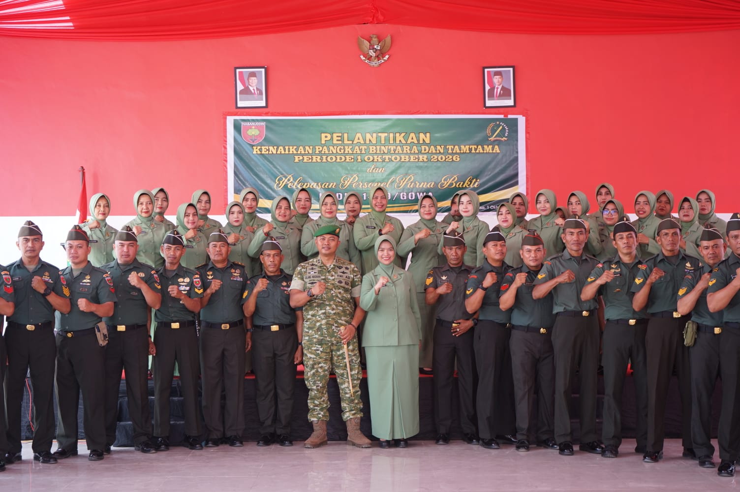 Dandim 1409/Gowa Letkol Inf Gilang Nugraha Kresnadi memimpin upacara kenaikan pangkat 38 personel dan pelepasan dua PNS yang memasuki masa purna bakti di Makodim 1409/Gowa.