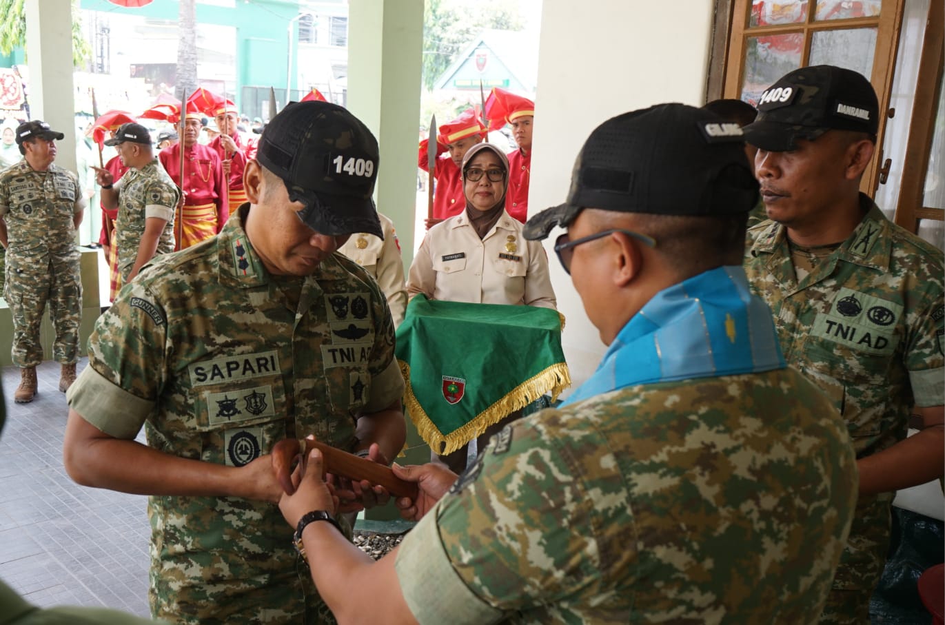 Letkol Arm Sapari resmi diterima sebagai Dandim 1409/Gowa menggantikan Letkol Inf Gilang Nugraha Kresnadi dalam prosesi penyambutan dan pelepasan dLetkol Arm Sapari resmi diterima sebagai Dandim 1409/Gowa menggantikan Letkol Inf Gilang Nugraha Kresnadi dalam prosesi penyambutan dan pelepasan di Makodim Gowa.i Makodim Gowa.