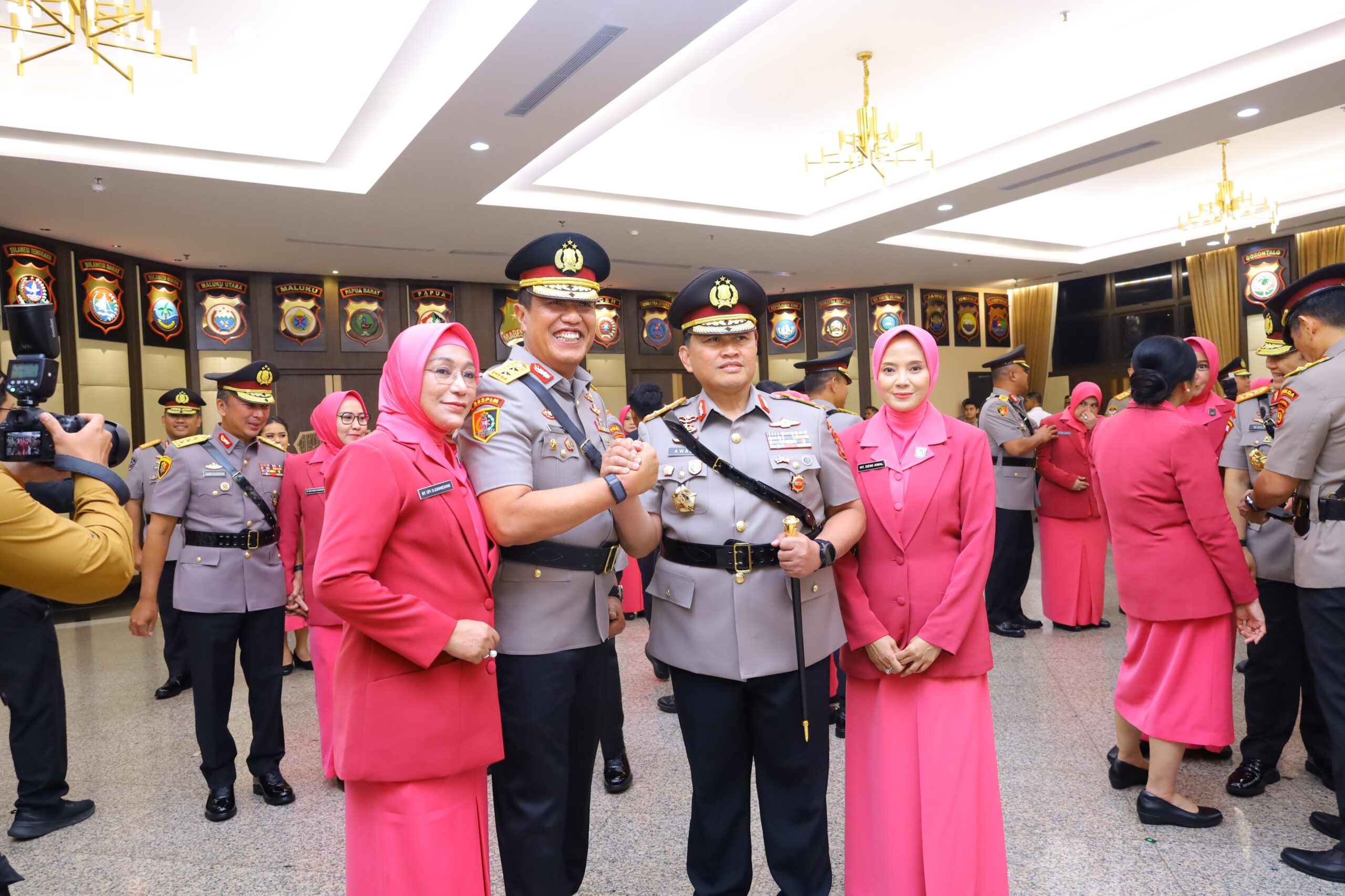 Irjen Pol. Dr. M. Awal Chairuddin resmi dilantik sebagai Kapolda Sulsel menggantikan Irjen Pol. Djuhandhani Rahardjo Puro dalam sertijab di Mabes Polri.