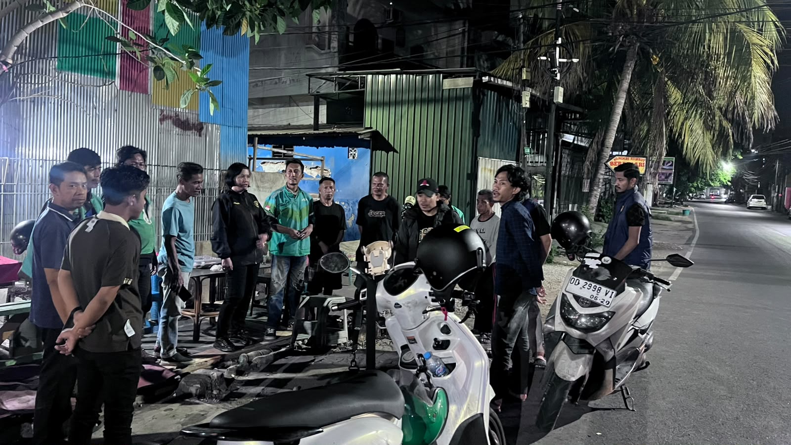 Polda Sulsel melalui Subdit III Ditres PPA dan PPO menggelar patroli dialogis dini hari di Gunung Nona Makassar untuk menjaga kamtibmas dan mengimbau anak muda.