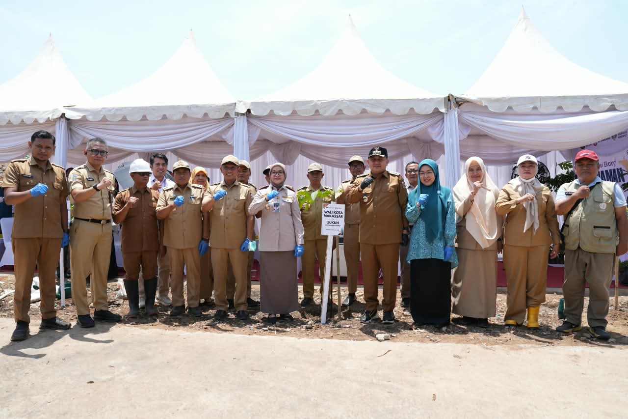 Pemkot Makassar mulai mentransformasi TPA Antang menjadi ruang terbuka hijau dan hutan kota dengan menanam 285 bibit pohon serta mendorong pengelolaan sampah berkelanjutan.