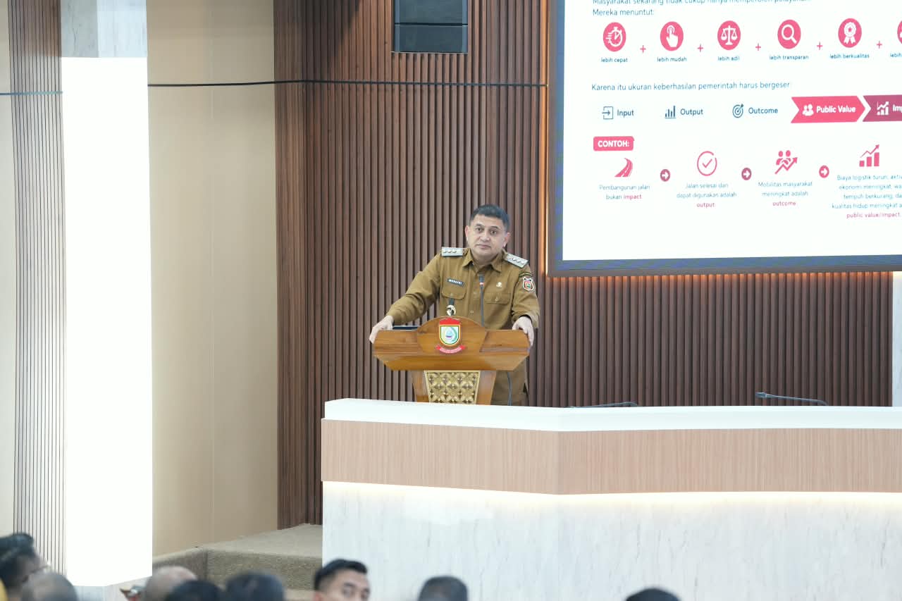 Wali Kota Makassar Munafri Arifuddin meminta camat dan lurah meninggalkan budaya seremoni dan mengutamakan program yang memberi dampak nyata bagi masyarakat.