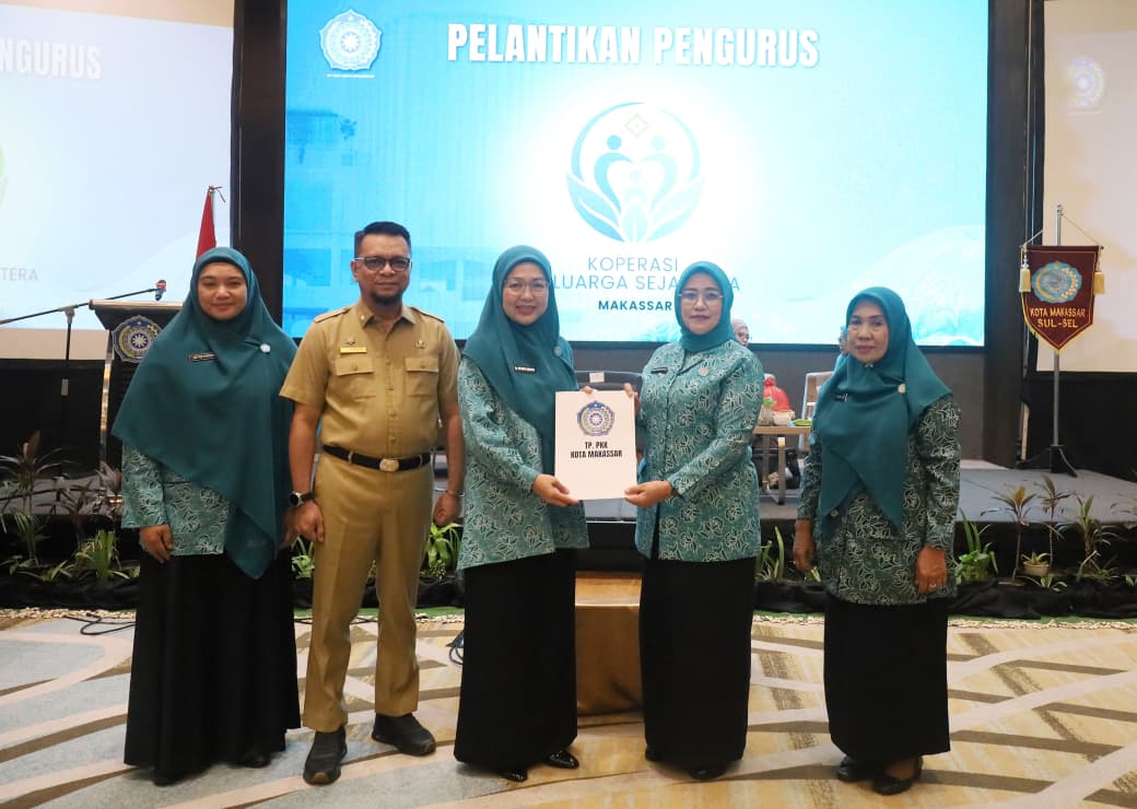 Ketua TP PKK Kota Makassar Melinda Aksa melantik pengurus Koperasi Konsumen Keluarga Sejahtera untuk memperkuat UMKM dan kemandirian ekonomi kader PKK.