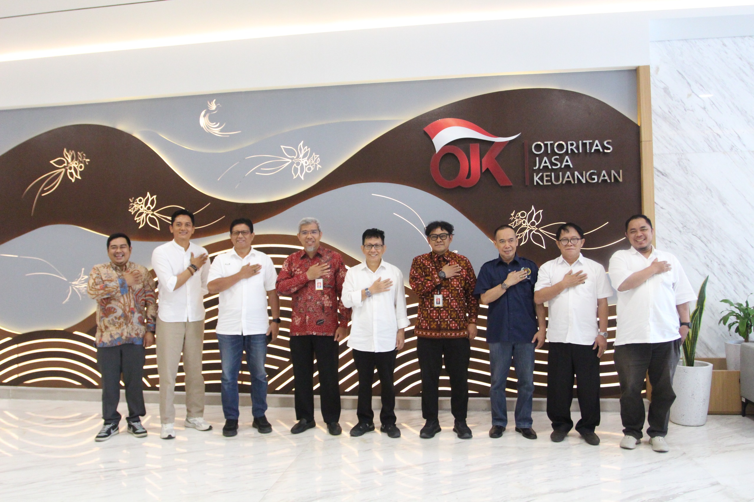 OJK Sulselbar dan PWI Sulsel memperkuat kolaborasi meningkatkan literasi keuangan masyarakat melalui edukasi publik dan peningkatan kapasitas wartawan.
