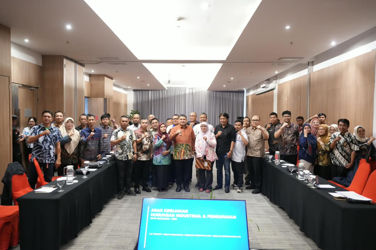 Wali Kota Makassar Munafri Arifuddin mendorong forum LKS Tripartit dan Dewan Pengupahan digelar rutin setiap bulan untuk menyelesaikan persoalan ketenagakerjaan dan menjaga hubungan industrial.