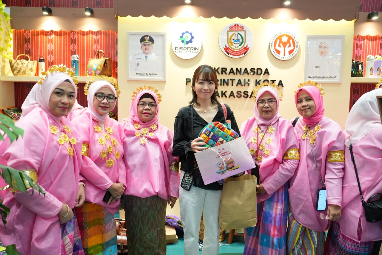 Dekranasda Makassar mempromosikan wastra dan kriya lokal di INACRAFT October 2026, menghadirkan Baju Bodo, kain Lagosi, dan produk unggulan perajin untuk memperluas pasar.