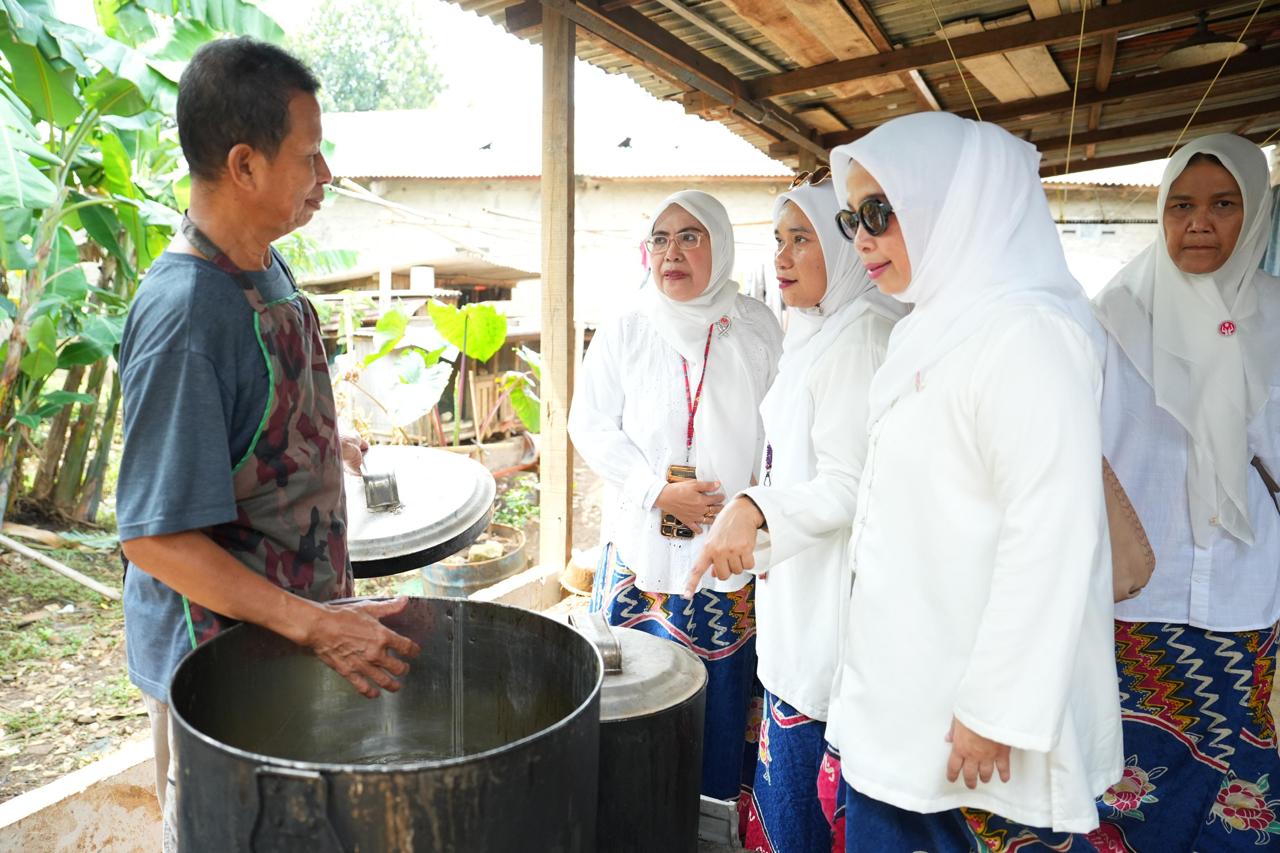Dekranasda Makassar mengunjungi Kampung Batik Cibuluh, Bogor, untuk mempelajari pembinaan perajin, pemberdayaan masyarakat, pengembangan usaha, pemasaran, dan pemanfaatan sisa produksi batik.