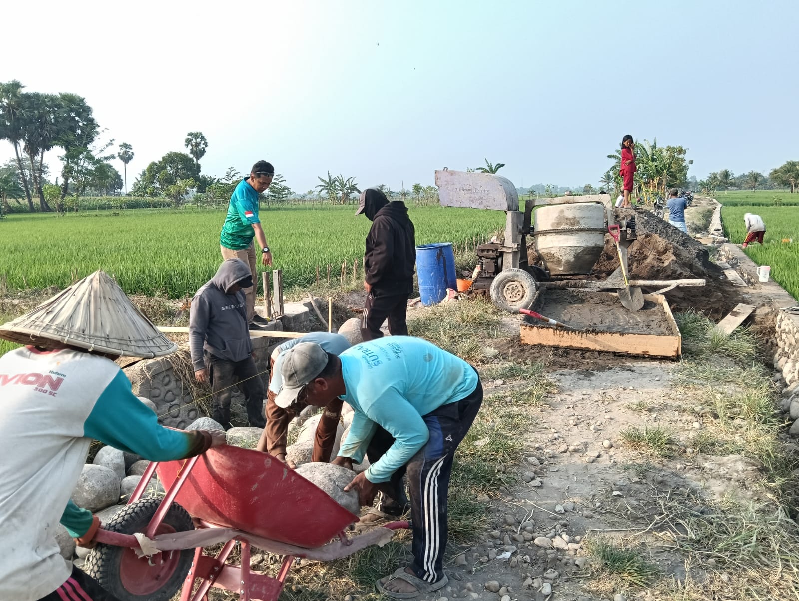 Pra TMMD Ke-130 Kodim 1409/Gowa tahun 2026 melanjutkan pembangunan talud sepanjang 160 meter di Desa Kalebarembeng, Kabupaten Gowa, bersama masyarakat melalui semangat gotong royong untuk mendukung pembangunan infrastruktur desa dan kesejahteraan warga.