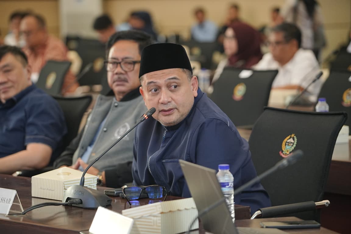Wali Kota Makassar Munafri Arifuddin menyampaikan aspirasi pembangunan kepada Komisi VII DPR RI, meliputi insentif industri, investasi, infrastruktur pariwisata, ekonomi kreatif, dan pembangunan dermaga di wilayah kepulauan untuk mendorong pertumbuhan ekonomi Makassar.