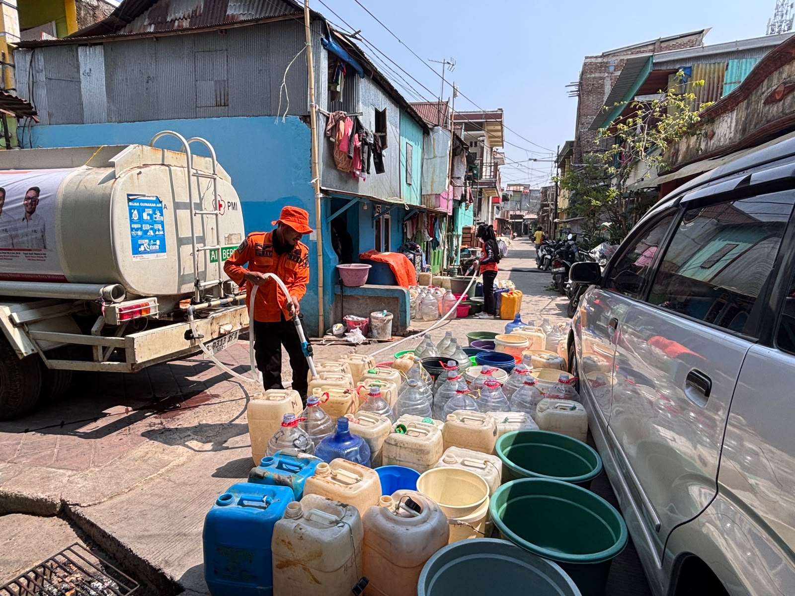 BPBD Makassar telah menyalurkan 7,19 juta liter air bersih untuk 98.664 jiwa terdampak kekeringan. Sebanyak 25 mobil tangki dikerahkan setiap hari.