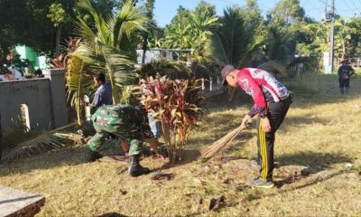 Babinsa Desa Jipang Serka Beru memimpin kerja bakti di Pustu Soreang, Gowa, untuk memperkuat gotong royong, kebersamaan, dan kemanunggalan TNI dengan rakyat.