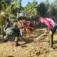 Babinsa Desa Jipang Serka Beru memimpin kerja bakti di Pustu Soreang, Gowa, untuk memperkuat gotong royong, kebersamaan, dan kemanunggalan TNI dengan rakyat.